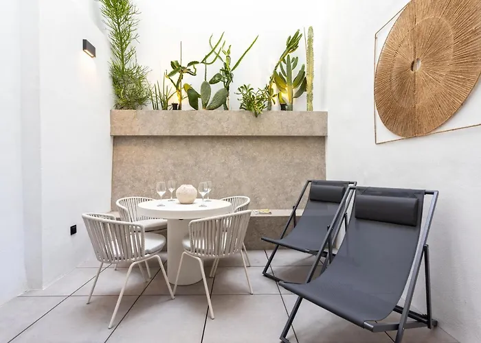 Magnificent Renovated 2Bd 2Bth Duplex With Backyard - City Centre